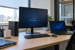 Escritorio de oficina con PC empresarial y monitor mostrando una actualización del sistema