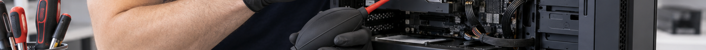 Técnico realizando limpieza y mantenimiento interno de un computador