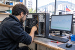 Persona frente a un PC lento revisando el rendimiento